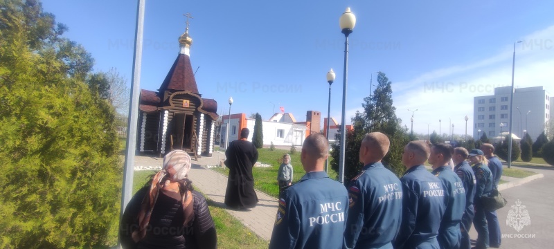 Отец Серафим провел Пасхальное богослужение на территории спасательного центра для военнослужащих и членов их семей.