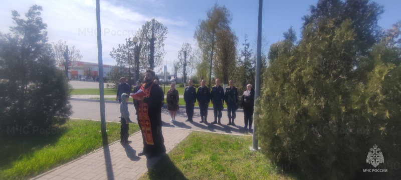 Отец Серафим провел Пасхальное богослужение на территории спасательного центра для военнослужащих и членов их семей.