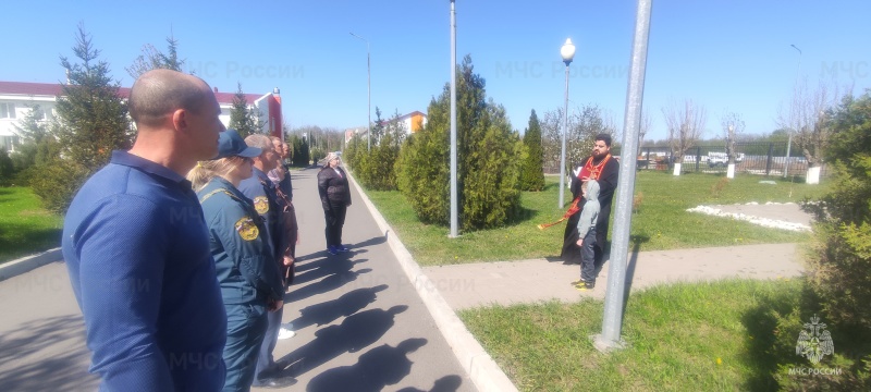 Отец Серафим провел Пасхальное богослужение на территории спасательного центра для военнослужащих и членов их семей.