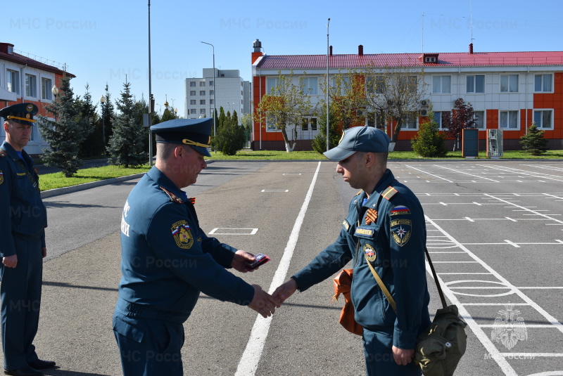 Начальник СЦ в честь 376-й годовщины Дня пожарной охраны вручил военнослужащим ведомственные награды и грамоты.