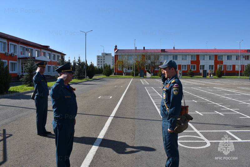 Начальник СЦ в честь 376-й годовщины Дня пожарной охраны вручил военнослужащим ведомственные награды и грамоты. Начальник СЦ в честь 376-й годовщины Дня пожарной охраны вручил военнослужащим ведомственные награды и грамоты.