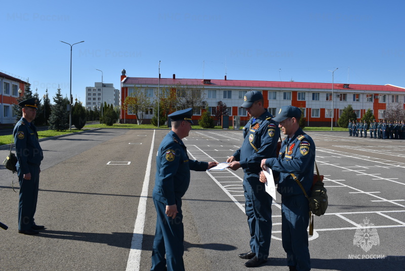 Начальник СЦ в честь 376-й годовщины Дня пожарной охраны вручил военнослужащим ведомственные награды и грамоты.