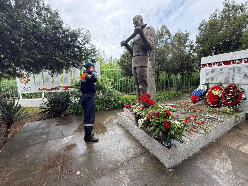 Военнослужащие СЦ провели возложение цветов к Братской могиле в г. Анапа.