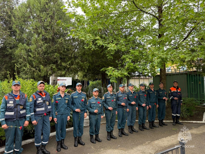 Военнослужащие СЦ провели возложение цветов к Братской могиле в г. Анапа.