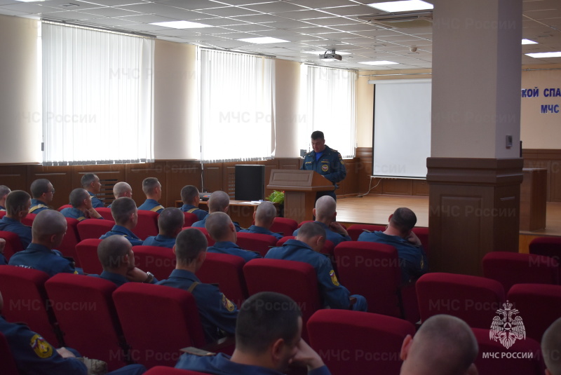 Помощник начальника центра по правовой работе к-н юстиции Рябых в рамках правового информирования довел до военнослужащих главу 33 УК РФ и обзор судебной практики за преступление против военной службы.