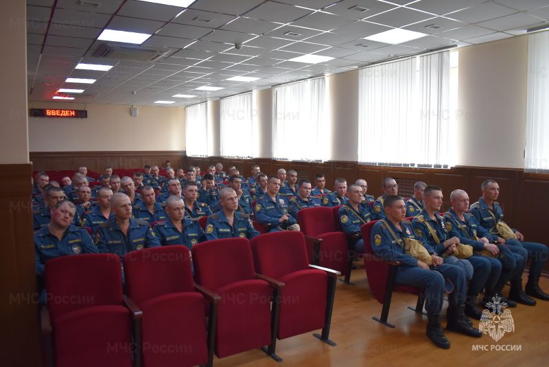 Помощник начальника центра по правовой работе к-н юстиции Рябых в рамках правового информирования довел до военнослужащих главу 33 УК РФ и обзор судебной практики за преступление против военной службы.