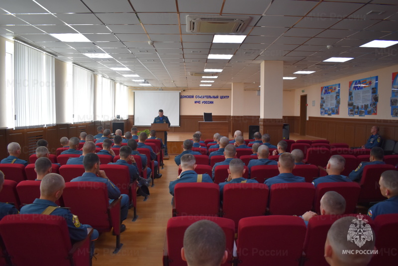 Помощник начальника центра по правовой работе к-н юстиции Рябых в рамках правового информирования довел до военнослужащих главу 33 УК РФ и обзор судебной практики за преступление против военной службы.