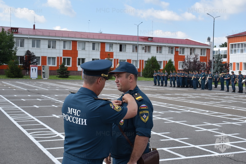На митинге в честь летнего периода обучения начальник спасательного центра вручил государственные, ведомственные награды и вручил очередные воинские звания.