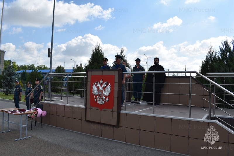 На митинге в честь летнего периода обучения начальник спасательного центра вручил государственные, ведомственные награды и вручил очередные воинские звания.