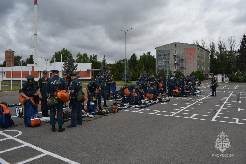 Начальник спасательного центра в подготовительном периоде провел смотр тревожных сумок.