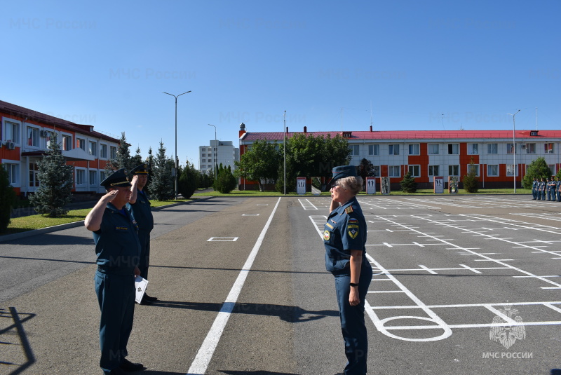 Начальник СЦ в честь дня медицинского работника вручил военнослужащим ведомственные награды и грамоты.