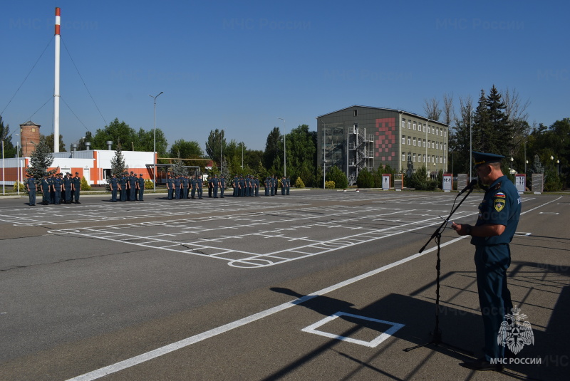 Организовано и проведено торжественное построение спасательного центра с подъемом государственного флага Российской Федерации, после чего заместителем начальника центра по воспитательной работе была доведена история образования дня государственного флага Российской Федерации.