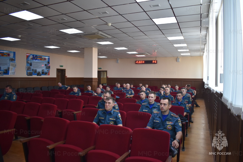 Заместитель начальника центра по воспитательной работе провел инструкторско-методическое занятие с офицерами спасательного центра “О порядке проведения разбирательств”.