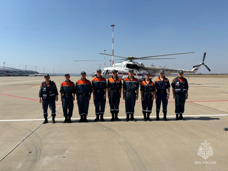 Личный состав спасательного центра принял участие в тренировке по погрузке техники и личного состава аэромобильной группировки спасательного центра на воздушные суда — вертолёт МИ-26 и вертолёт МИ-8.