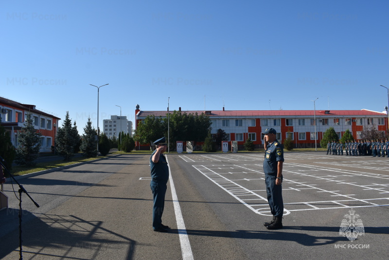 Начальник спасательного центра вручил первое воинское звание «прапорщик» военнослужащим, проходящим военную службу по контракту.