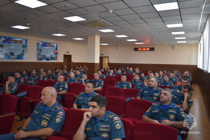 Начальником межрайонного отдела управления федеральной службы по контролю за оборотом наркотиков Гончаровым Р.К проведено занятие с офицерами ,прапорщиками и военнослужащими, проходящими военную службу по контракту.