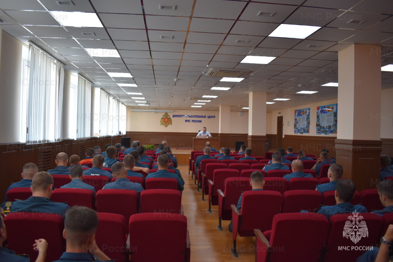 Начальником межрайонного отдела управления федеральной службы по контролю за оборотом наркотиков Гончаровым Р.К проведено занятие с офицерами ,прапорщиками и военнослужащими, проходящими военную службу по контракту.