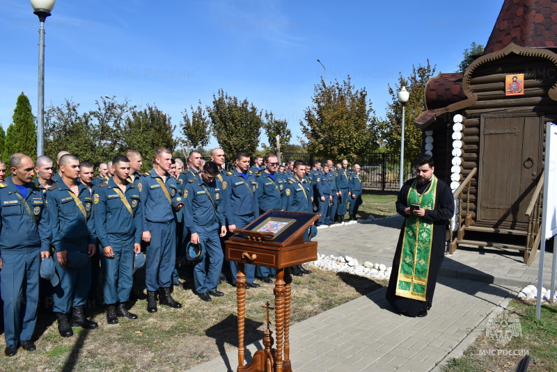 В день иконы Божией матери Неопалимая Купина, для военнослужащих и работников спасательного центра отец Серафим провел праздничный молебен.