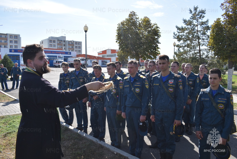 В день иконы Божией матери Неопалимая Купина, для военнослужащих и работников спасательного центра отец Серафим провел праздничный молебен.
