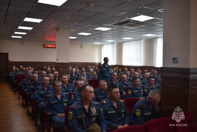 Начальник спасательного центра провел профилактическую беседу с военнослужащими по призыву по проблемным вопросам в подразделениях.