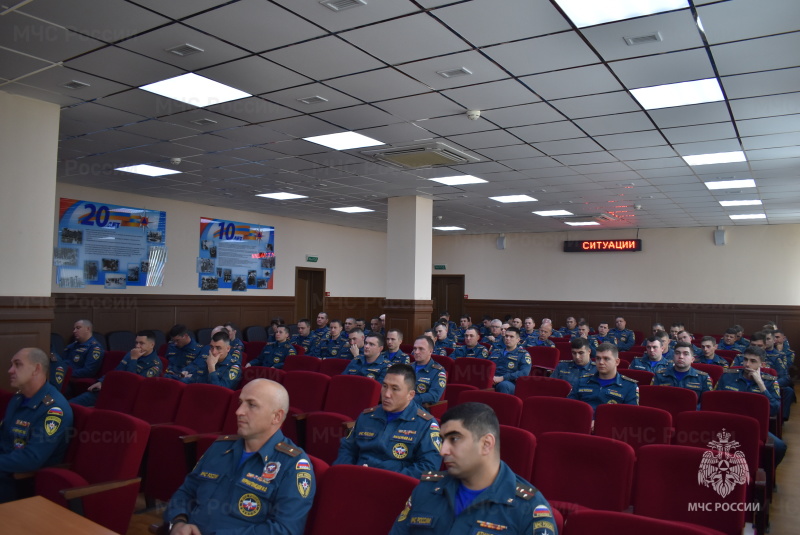 Начальник штаба провел занятие на тему: "Действия личного состава при объявлении воздушной тревоги".