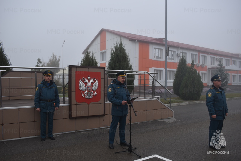 В честь дня гражданской обороны начальник спасательного центра присвоил очередные воинские звания и вручил грамоты отличившимся военнослужащим.