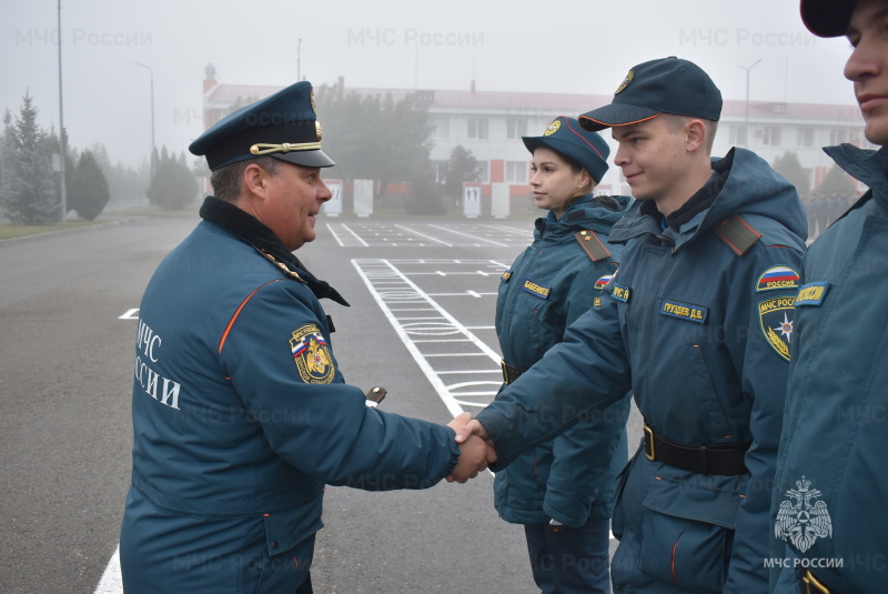 В честь дня гражданской обороны начальник спасательного центра присвоил очередные воинские звания и вручил грамоты отличившимся военнослужащим.