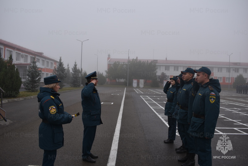 В честь дня гражданской обороны начальник спасательного центра присвоил очередные воинские звания и вручил грамоты отличившимся военнослужащим.