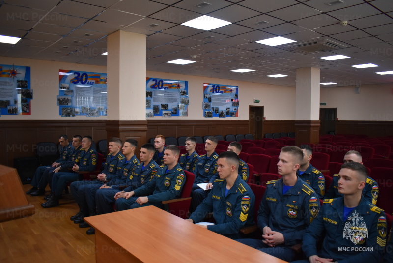 На стажировку в спасательный центр прибыли курсанты "Академии гражданской защиты МЧС России им. генерал-лейтенанта Д.И.Михайлика".