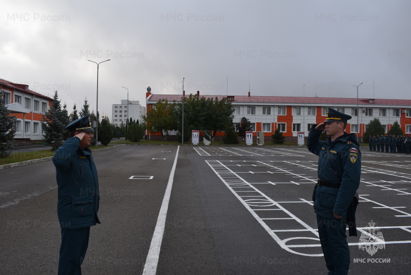 Начальник спасательного центра вручил очередные воинские звания.