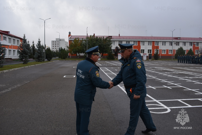 Начальник спасательного центра вручил очередные воинские звания.