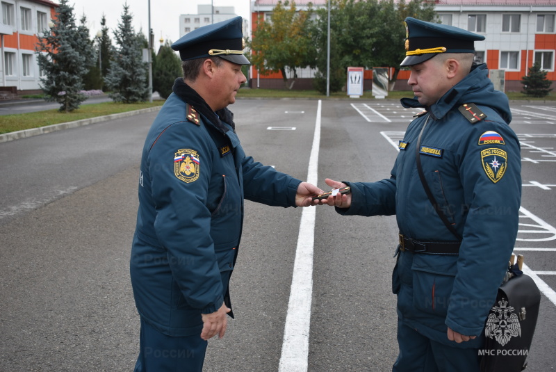 Начальник спасательного центра вручил очередные воинские звания.