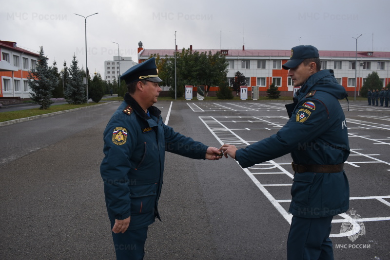 Начальник спасательного центра вручил очередные воинские звания.