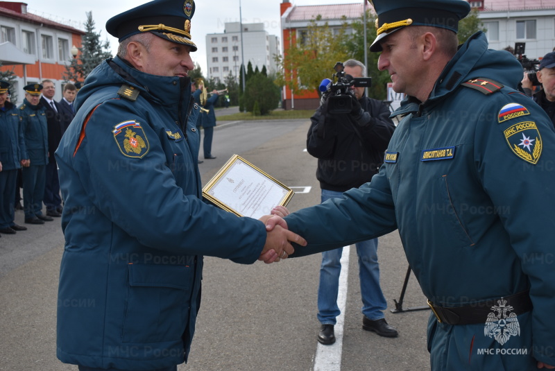 Глава МЧС России Александр Куренков и губернатор региона Юрий Слюсарь посетили СЦ. Главы МЧС России и Ростовской области вручили отличившимся сотрудникам государственные, ведомственные и региональные награды и знаки отличия.