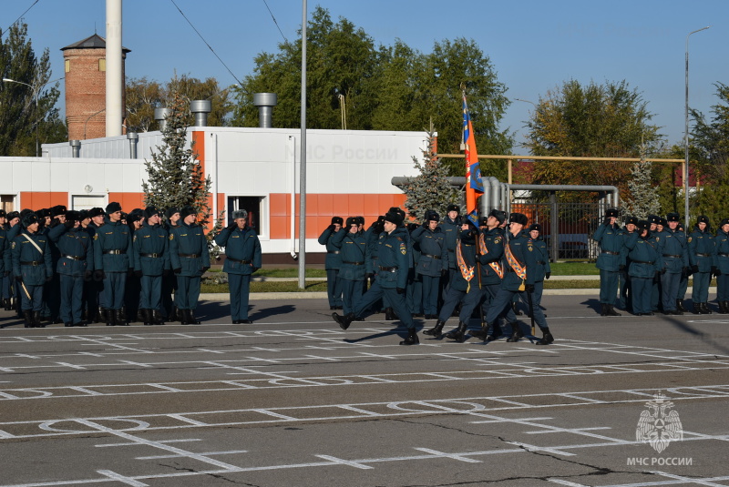 В спасательном центре проведена торжественная церемония прощания со знаменем части для военнослужащих, выслуживших установленные сроки.