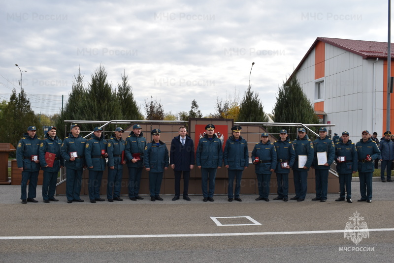 Глава МЧС России Александр Куренков и губернатор региона Юрий Слюсарь посетили СЦ. Главы МЧС России и Ростовской области вручили отличившимся сотрудникам государственные, ведомственные и региональные награды и знаки отличия.