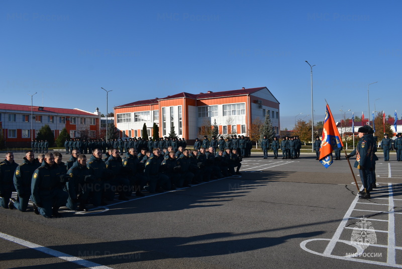 В спасательном центре проведена торжественная церемония прощания со знаменем части для военнослужащих, выслуживших установленные сроки.