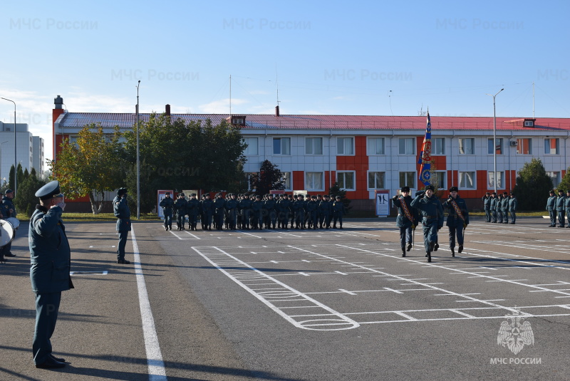 В спасательном центре проведена торжественная церемония прощания со знаменем части для военнослужащих, выслуживших установленные сроки.