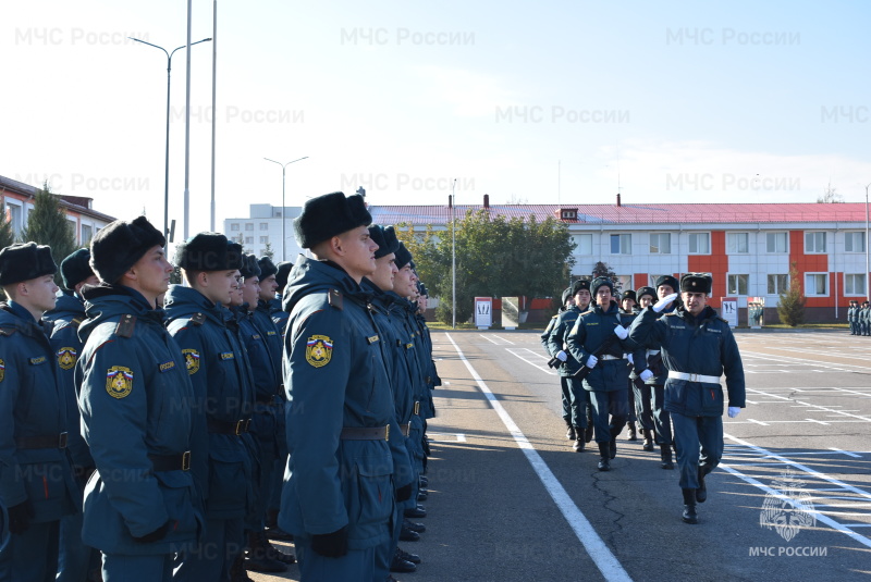 В спасательном центре проведена торжественная церемония прощания со знаменем части для военнослужащих, выслуживших установленные сроки.