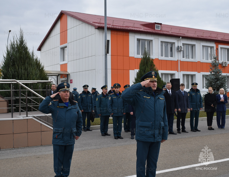 Глава МЧС России Александр Куренков и губернатор региона Юрий Слюсарь посетили СЦ. Главы МЧС России и Ростовской области вручили отличившимся сотрудникам государственные, ведомственные и региональные награды и знаки отличия.