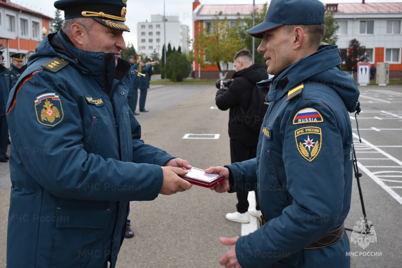 Глава МЧС России Александр Куренков и губернатор региона Юрий Слюсарь посетили СЦ. Главы МЧС России и Ростовской области вручили отличившимся сотрудникам государственные, ведомственные и региональные награды и знаки отличия.