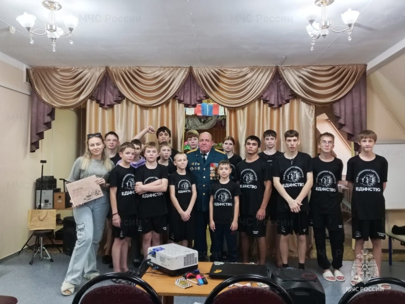 Председатель Совета Ветеранов спасательного центра, полковник запаса Титов В.Э., совместно с тренером клуба смешанных единоборств “Единство” провел занятие для воспитанников Большелогского центра помощи детям, посвященное Дню народного единства.