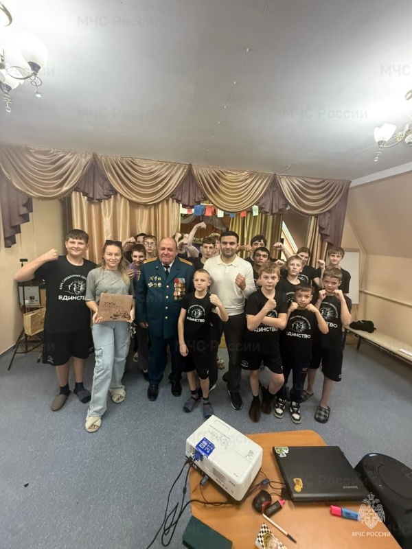 Председатель Совета Ветеранов спасательного центра, полковник запаса Титов В.Э., совместно с тренером клуба смешанных единоборств “Единство” провел занятие для воспитанников Большелогского центра помощи детям, посвященное Дню народного единства.
