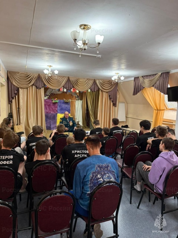 Председатель Совета Ветеранов спасательного центра, полковник запаса Титов В.Э., совместно с тренером клуба смешанных единоборств “Единство” провел занятие для воспитанников Большелогского центра помощи детям, посвященное Дню народного единства.