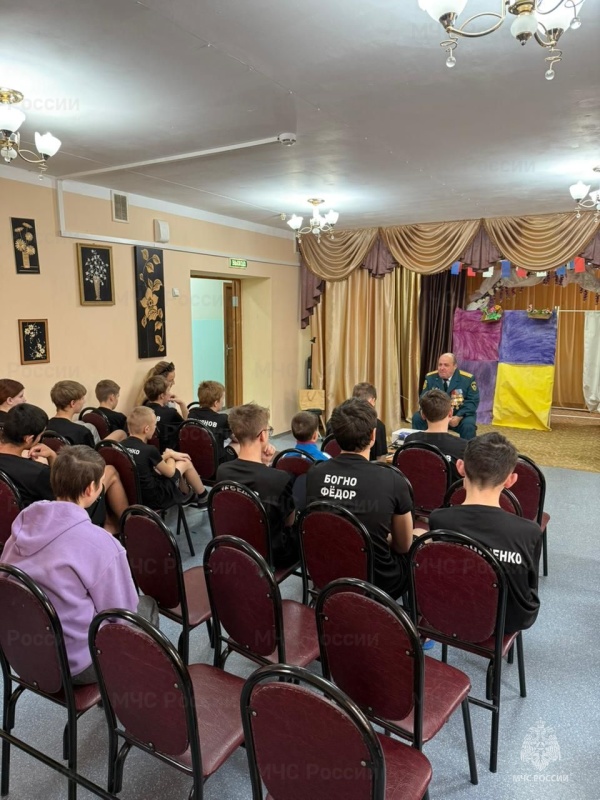 Председатель Совета Ветеранов спасательного центра, полковник запаса Титов В.Э., совместно с тренером клуба смешанных единоборств “Единство” провел занятие для воспитанников Большелогского центра помощи детям, посвященное Дню народного единства.