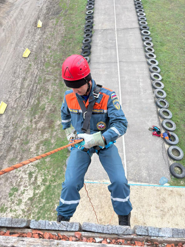 В спасательном центре состоялись учебно – тренировочные сборы по подготовке спасателей к проведению беспарашютного десантирования в труднодоступные районы.
