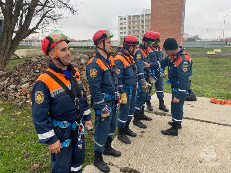 В спасательном центре состоялись учебно – тренировочные сборы по подготовке спасателей к проведению беспарашютного десантирования в труднодоступные районы.