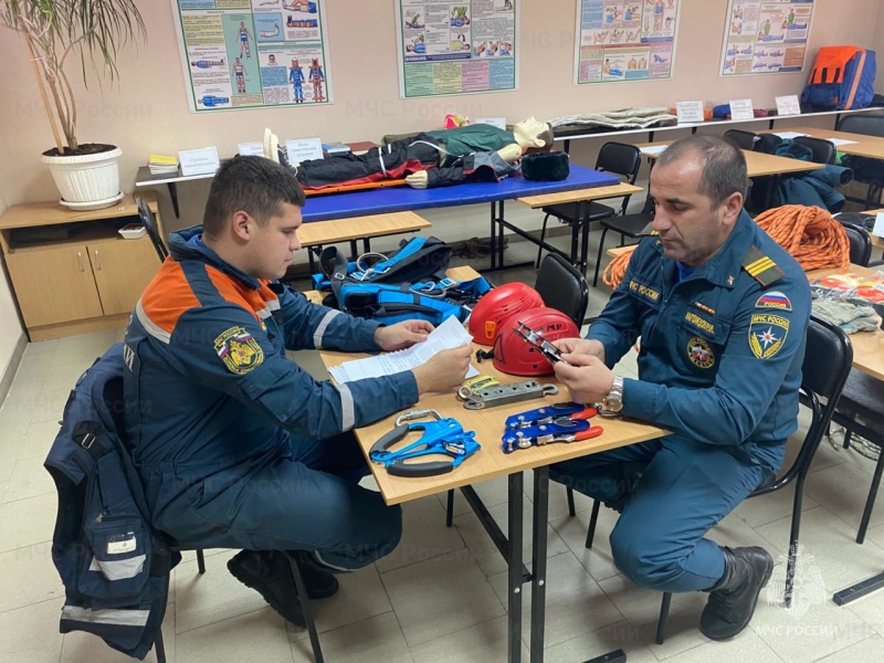 В спасательном центре состоялись учебно – тренировочные сборы по подготовке спасателей к проведению беспарашютного десантирования в труднодоступные районы.