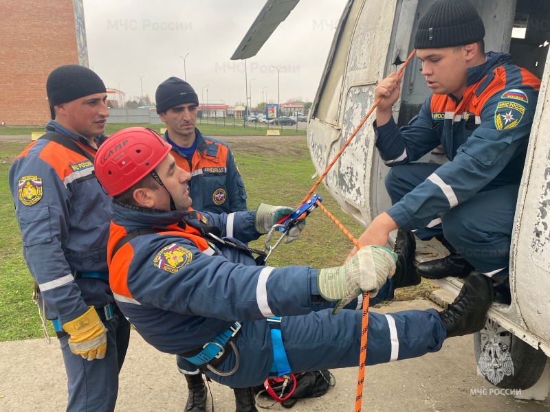 В спасательном центре состоялись учебно – тренировочные сборы по подготовке спасателей к проведению беспарашютного десантирования в труднодоступные районы.