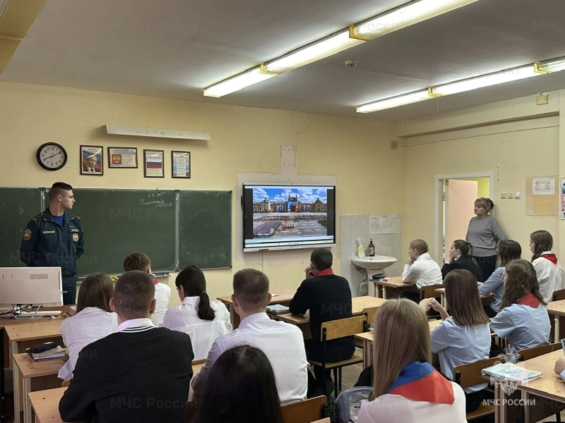 С учащимися 10-11 классов средней общеобразовательной школы поселка Рассвет была проведена агитационная работа по порядку поступления в Академию гражданской защиты МЧС России им. генерал-лейтенанта Д. И. Михайлика и в Санкт-Петербургский университет ГПС МЧС России.